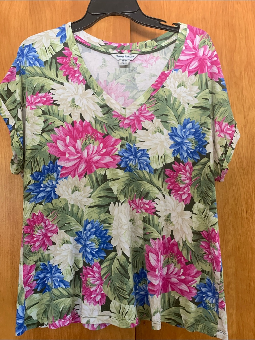 Tommy Bahama Floral V-Neck Short Sleeve Tee sz M tropical coastal cottage core